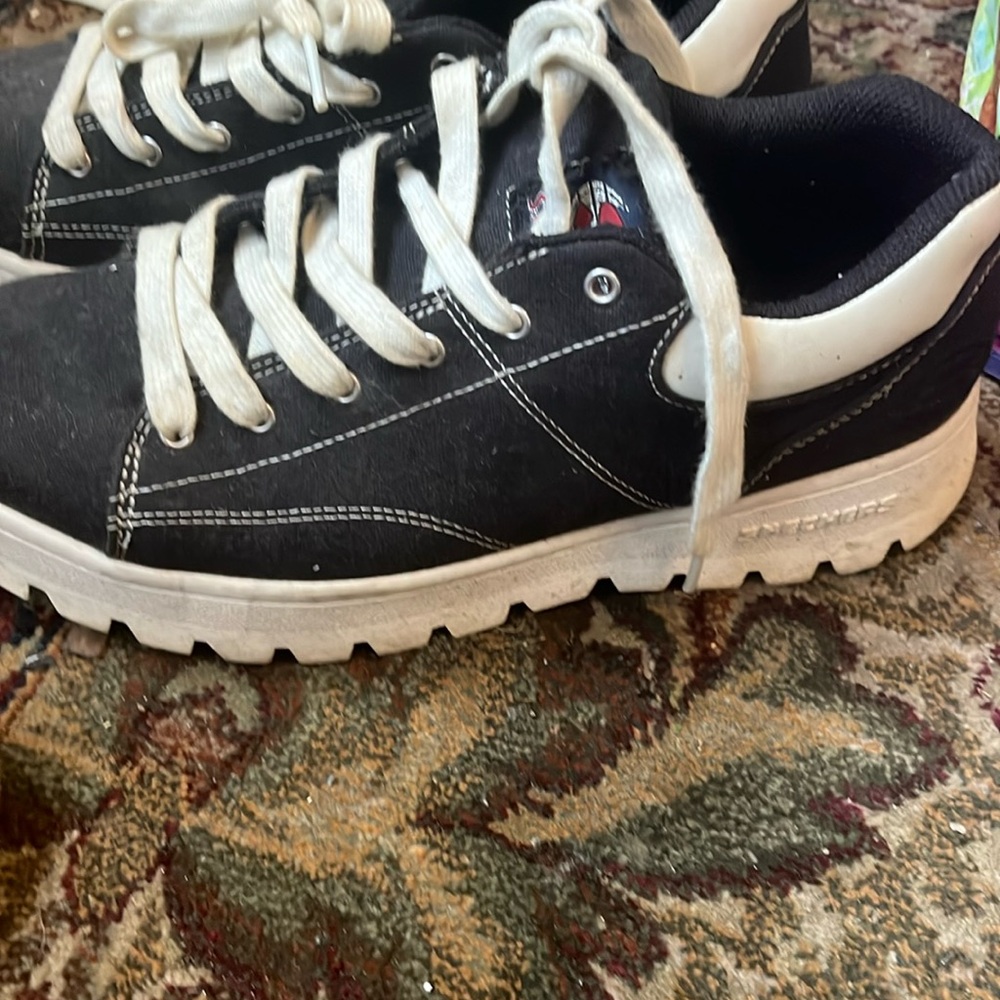 Skechers High top size 8.5 white and black shoe